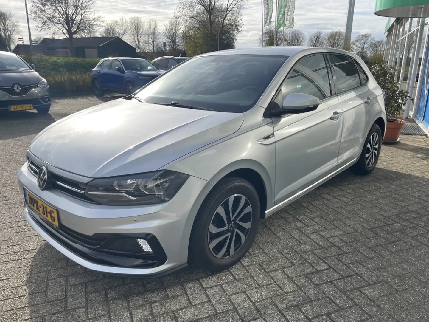 Volkswagen Polo 1.0 TSI Active R-Line, NAv, Carplay, Camera, PDC Grijs - 2