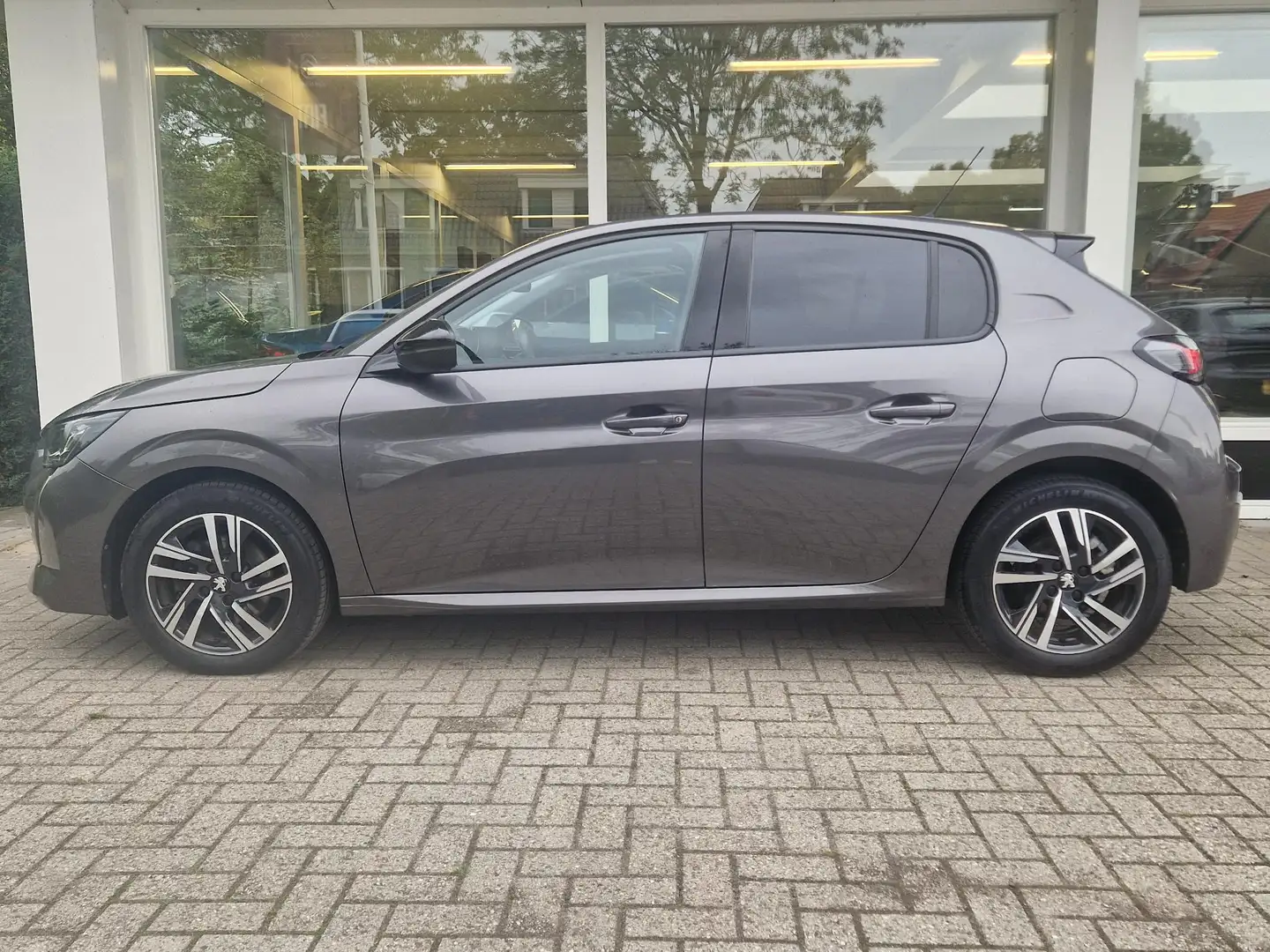 Peugeot 208 1.2T 100pk Allure Pack | Climate & Cruise Control Gris - 2