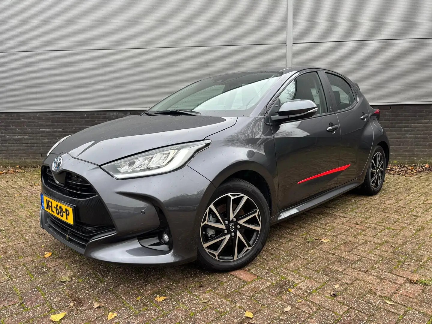 Toyota Yaris 1.5 Hybrid 115 First Edition Limited Zeer compleet Grijs - 1