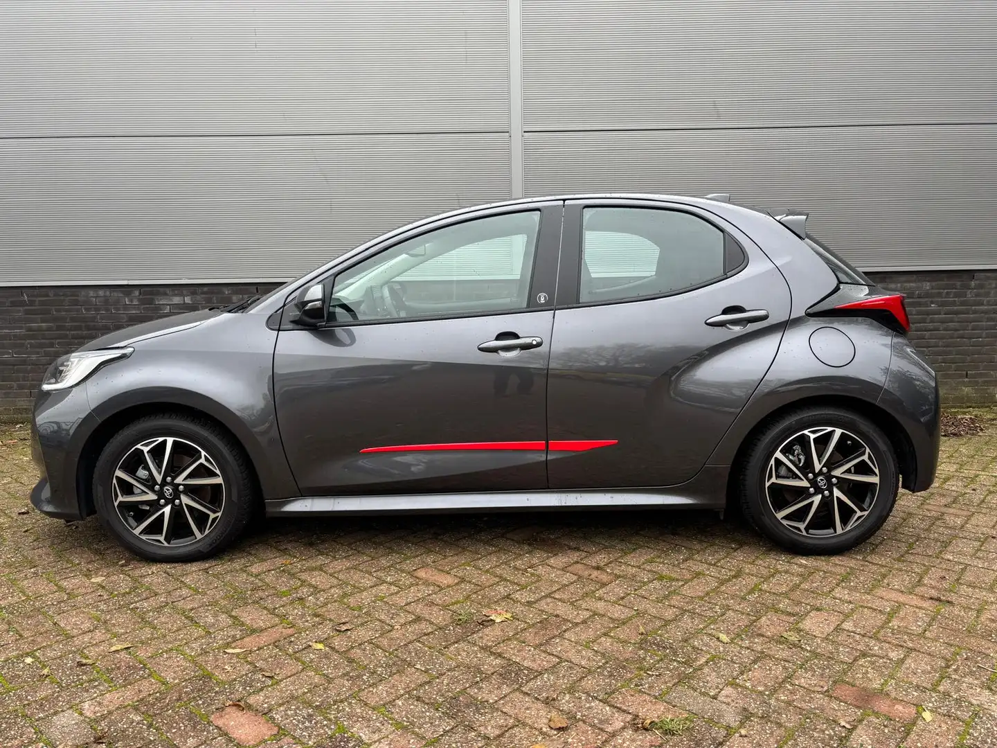 Toyota Yaris 1.5 Hybrid 115 First Edition Limited Zeer compleet Grijs - 2