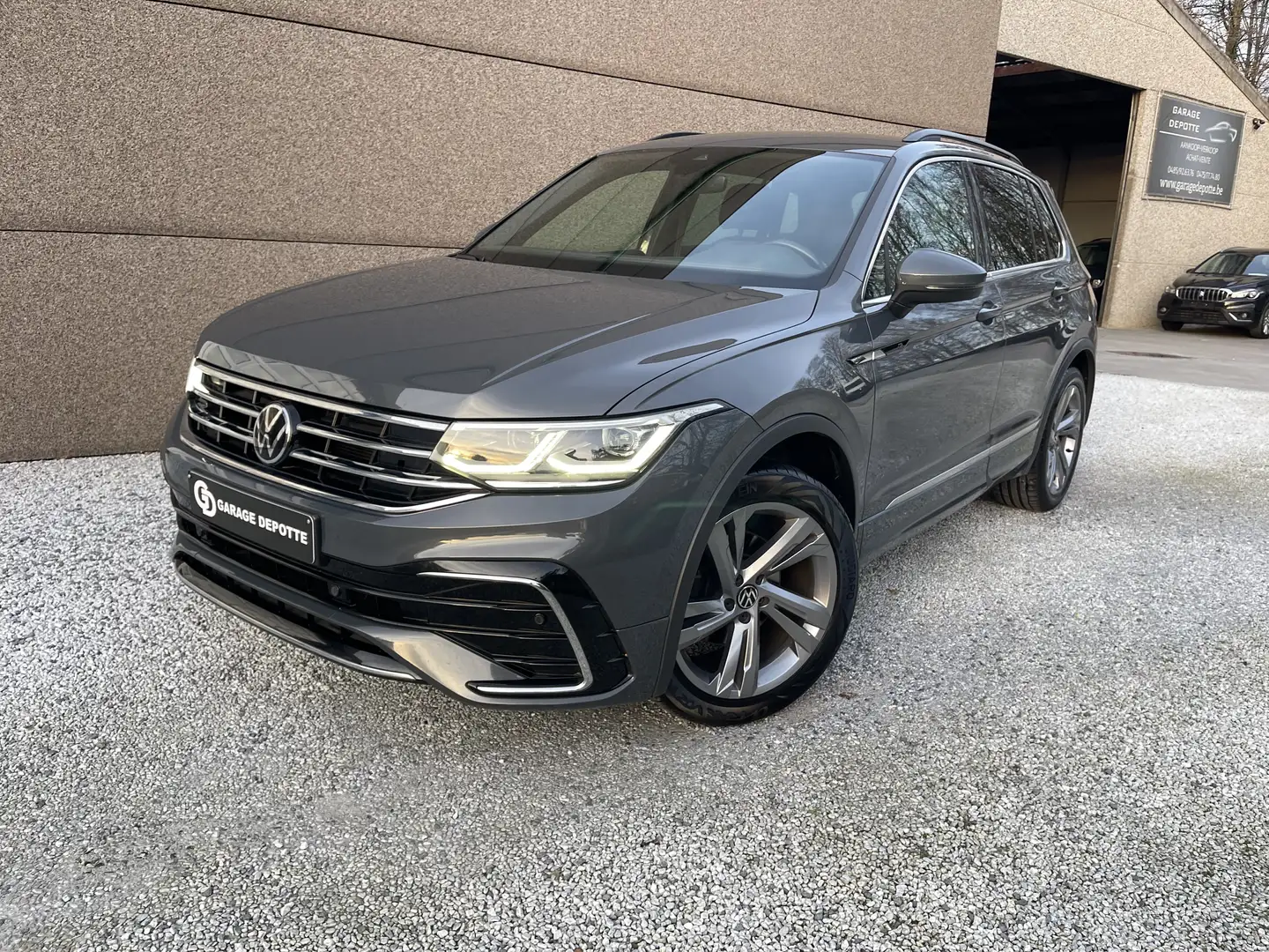 Volkswagen Tiguan Tiguan 2.0 TDI R-Line DSG Grijs - 2