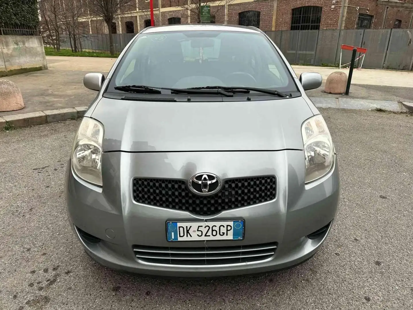 Toyota Yaris 1.0 3 porte Sol Grijs - 2