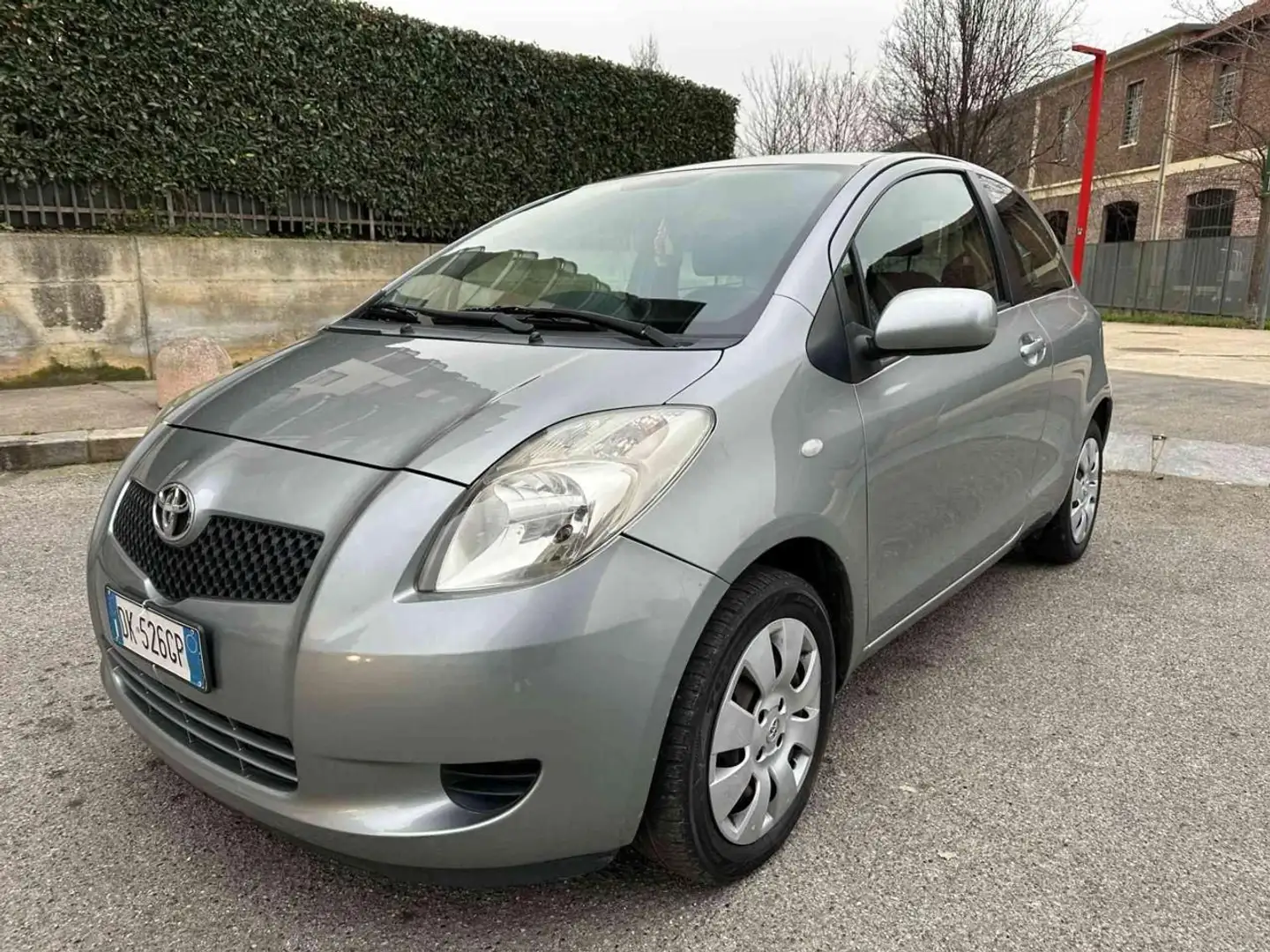Toyota Yaris 1.0 3 porte Sol Grijs - 1