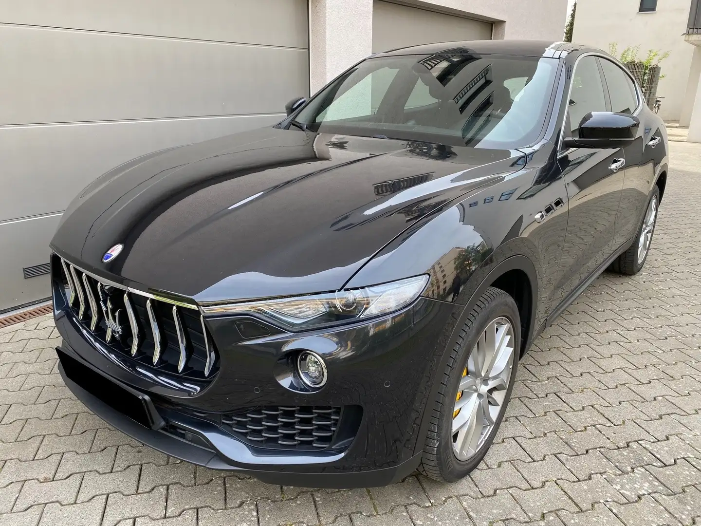 Maserati Levante Q4 Schwarz - 1