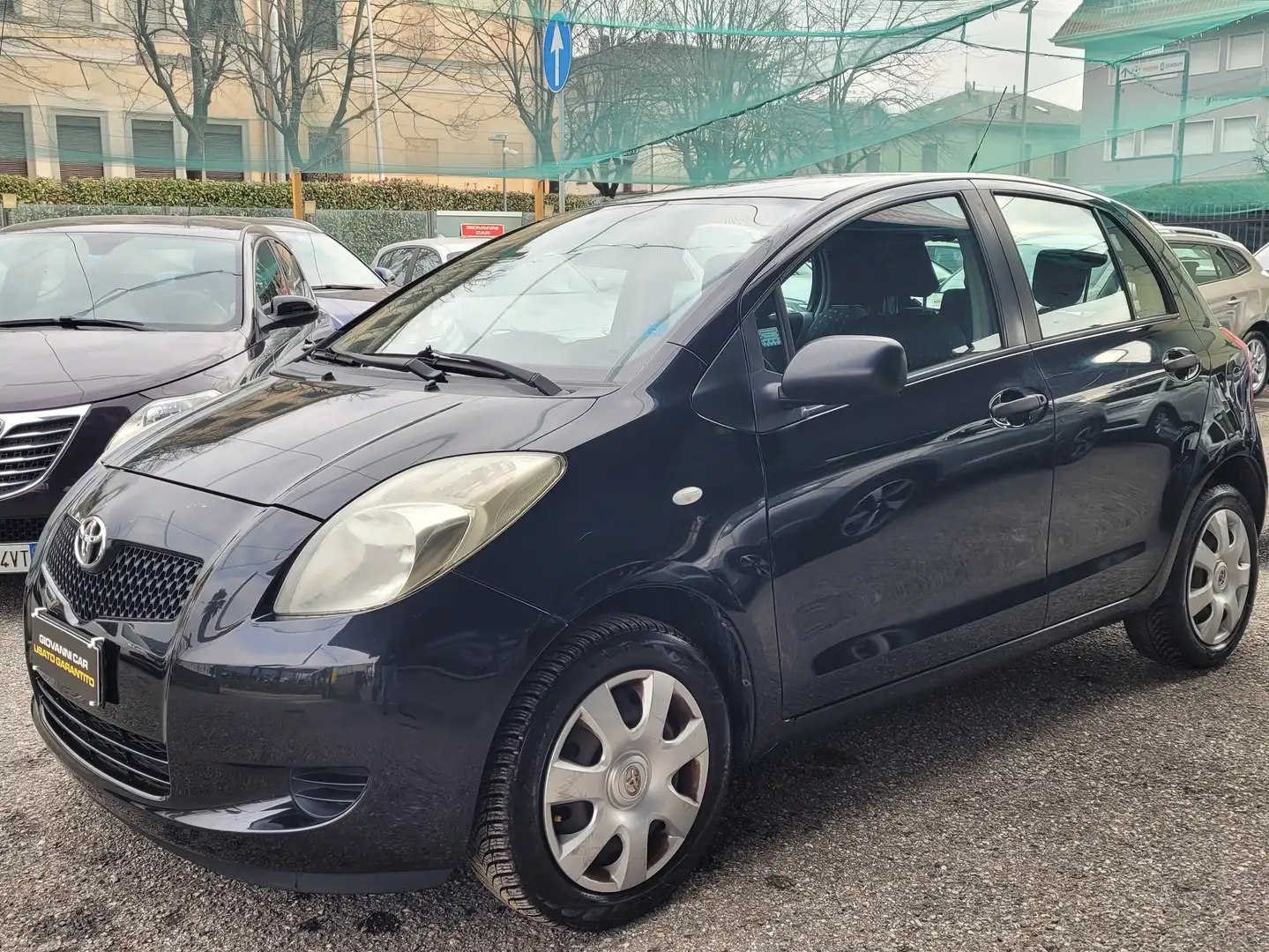Toyota Yaris Yaris 5p 1.0 Zwart - 2