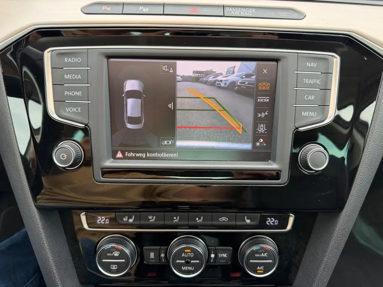 VOLKSWAGEN PASSAT 2.0 TDI 190ch HIGHLINE BVA Sièges chauffants Toit pano Caméra de recul Attelage Historique présent