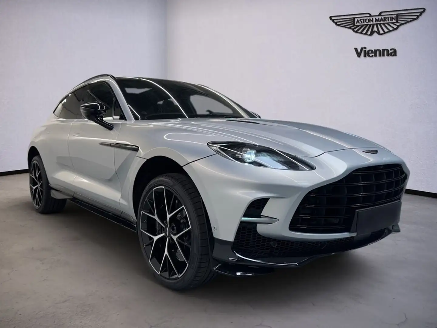 Aston Martin DBX DBX707 Facelift | Lightning Silver | Pano | B&W Silber - 2