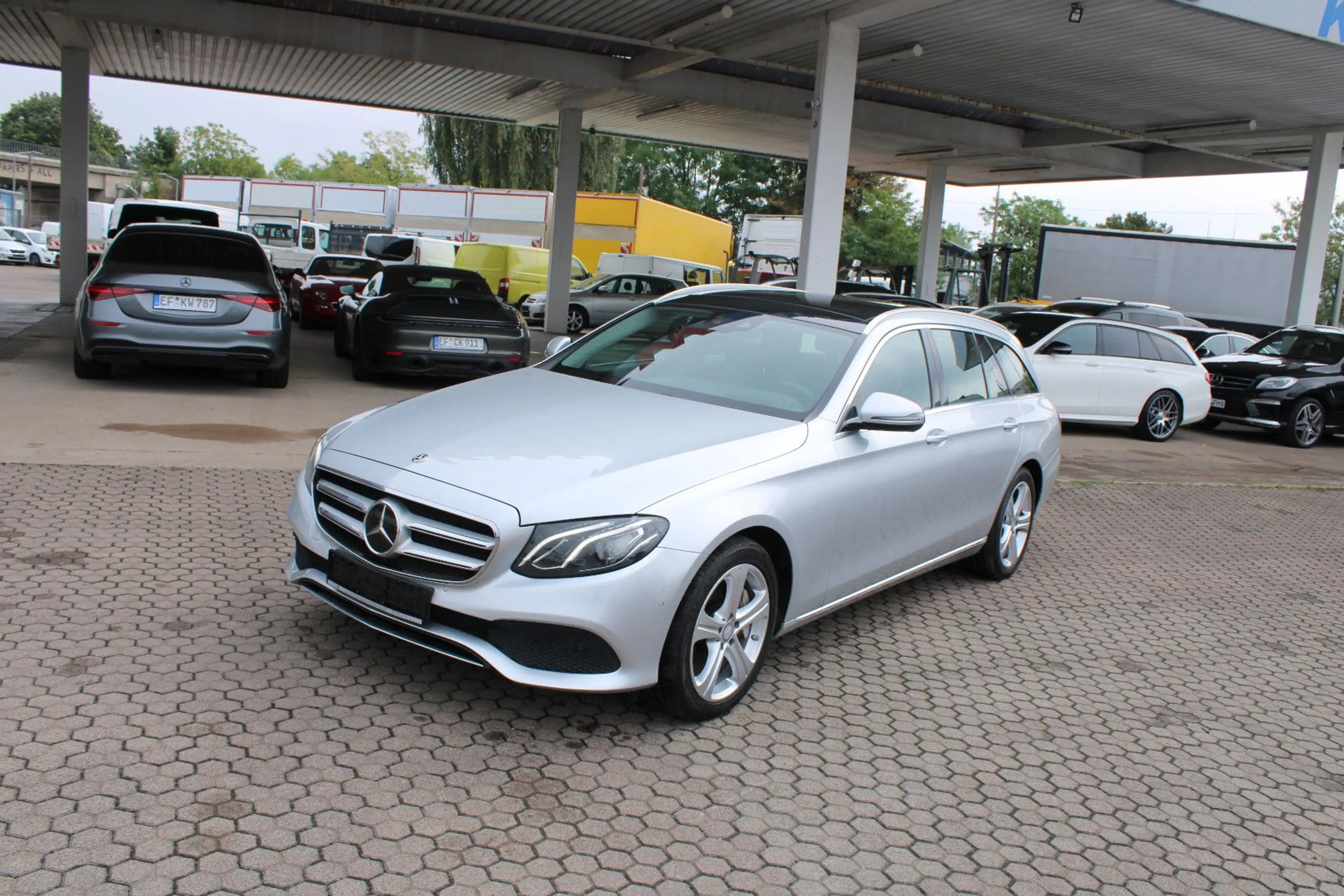 Mercedes-Benz E 350 d 4Matic,LED,20",Leder,Head-up,Panorama — photo 2
