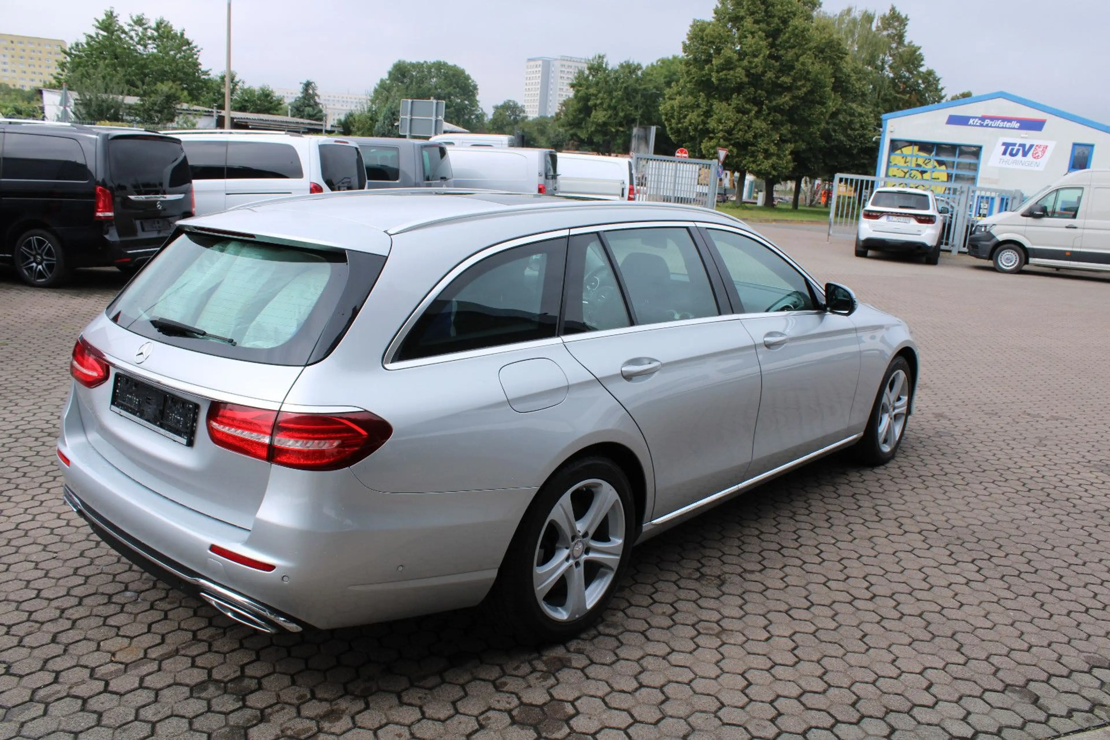 Mercedes-Benz E 350 d 4Matic,LED,20",Leder,Head-up,Panorama — photo 4