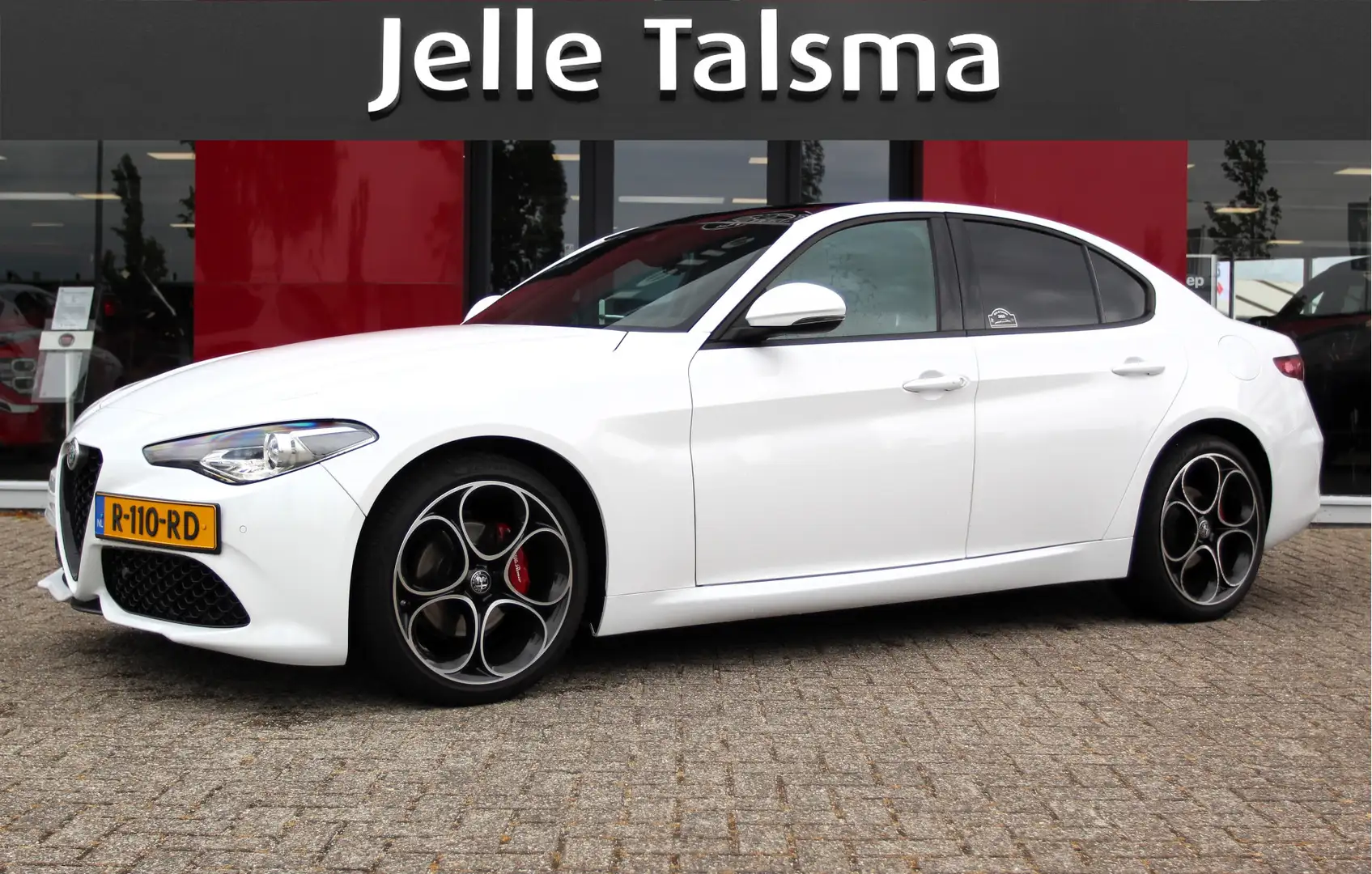 Alfa Romeo Giulia 2.0T Sprint 319PK AT | Panoramadak | 19" Velgen | Wit - 1