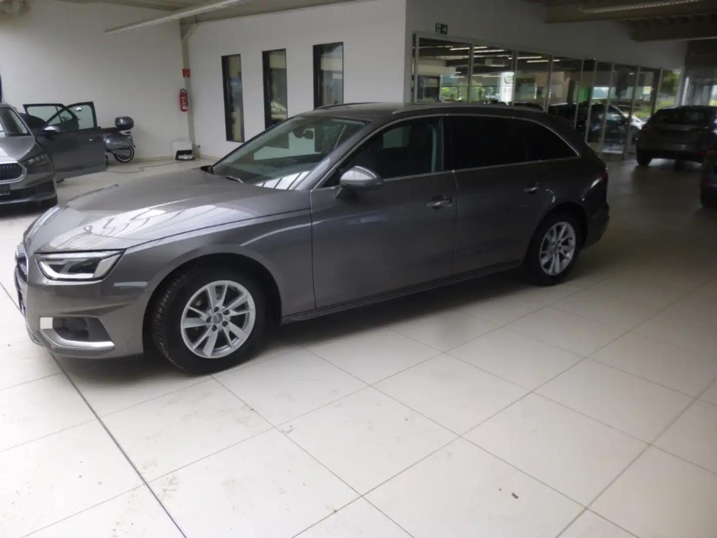 Audi A4 Avant 30 TDI advanced 2.0 EU6d Grijs - 2