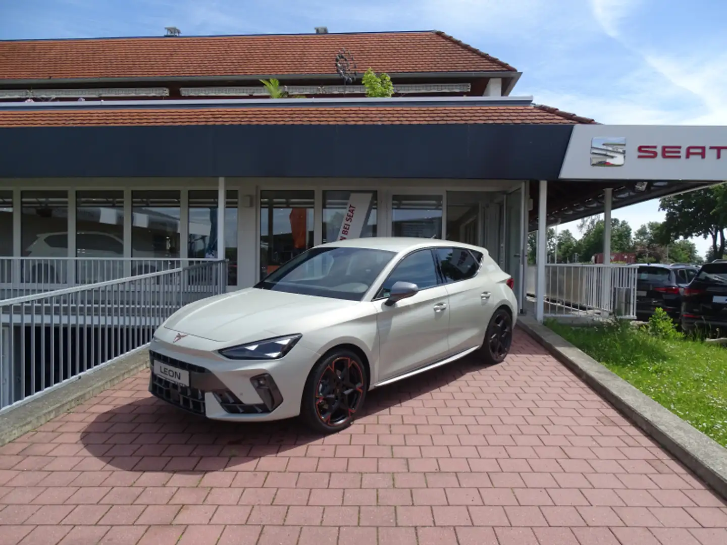 CUPRA Leon Leon 1.5 eTSI DSG 150PS Navi Matrix-LED 19"Alu DCC Grau - 1