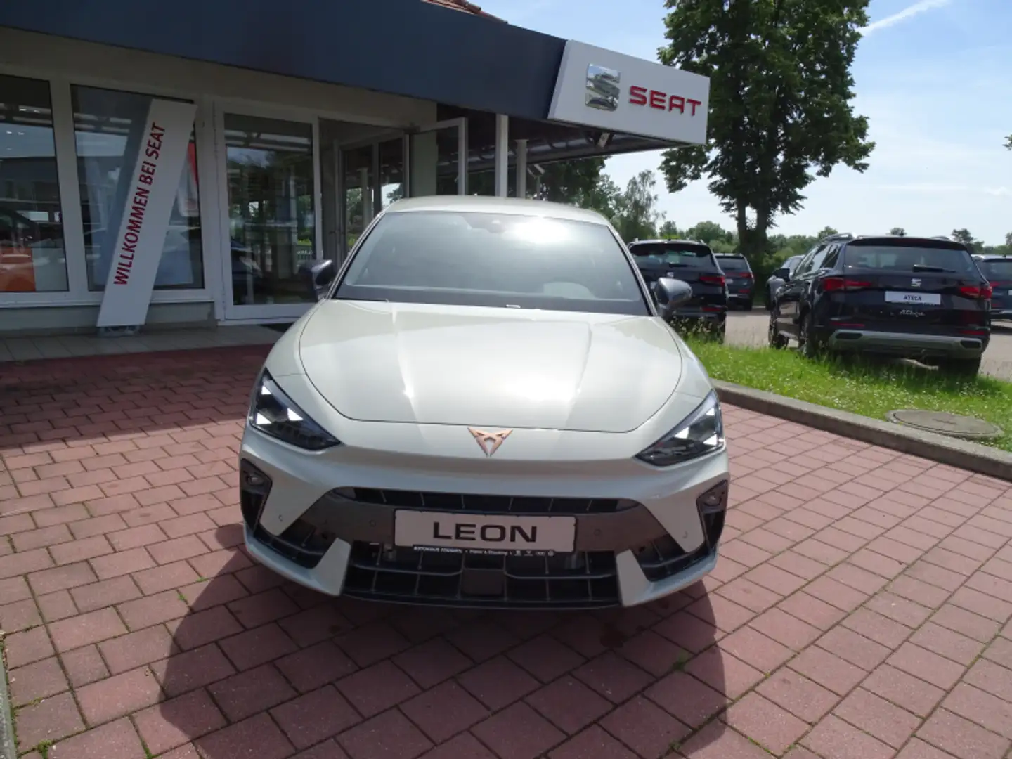 CUPRA Leon Leon 1.5 eTSI DSG 150PS Navi Matrix-LED 19"Alu DCC Grau - 2