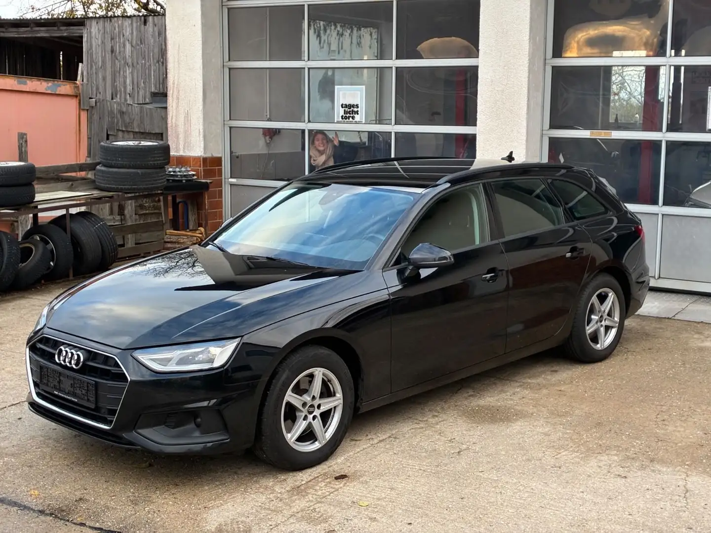 Audi A4 30 TDI S tronic Avant Schwarz - 1