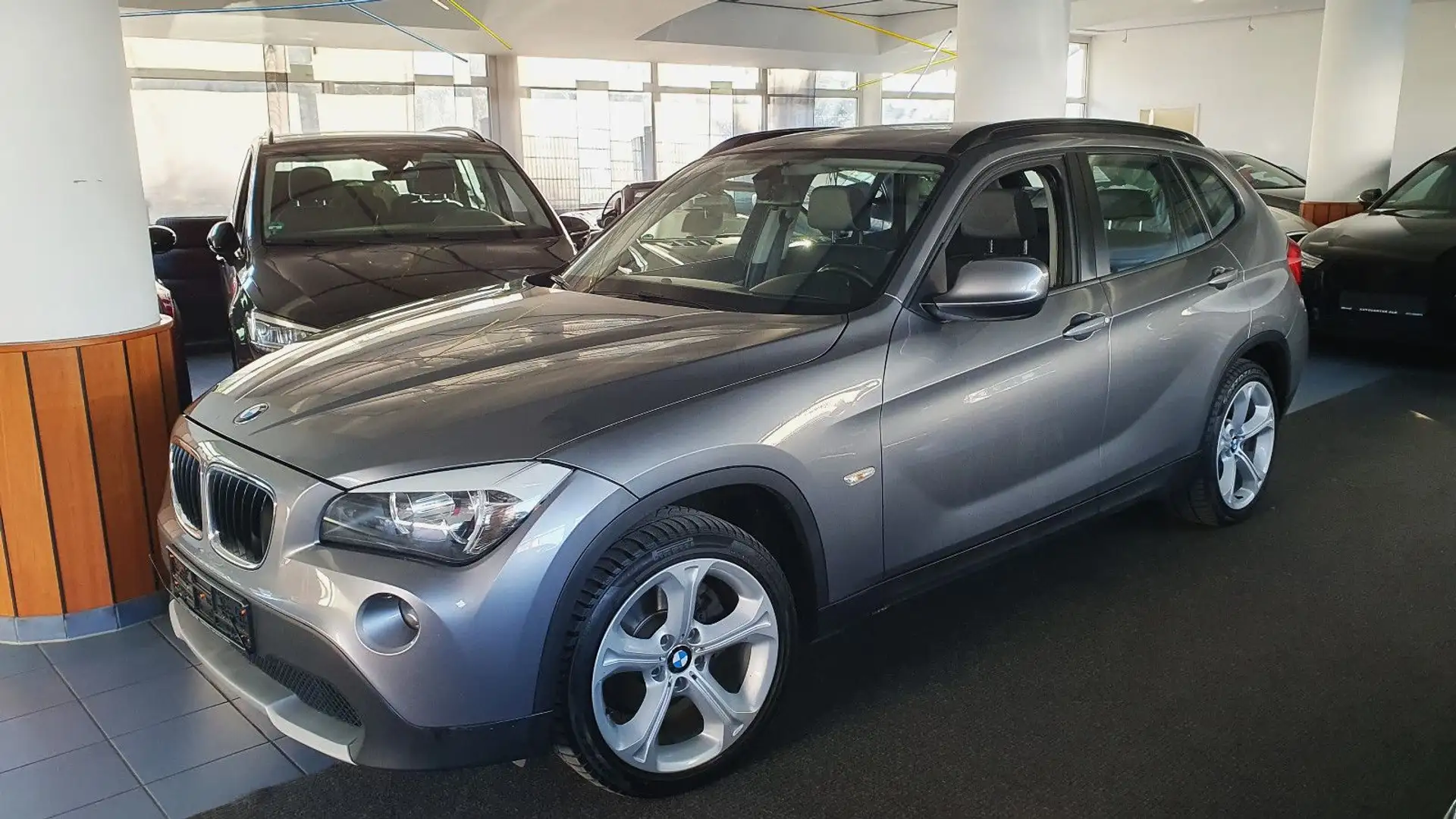 BMW X1 20 d xDrive/18"Alu/AHK/LED/Navi/ Grau - 1