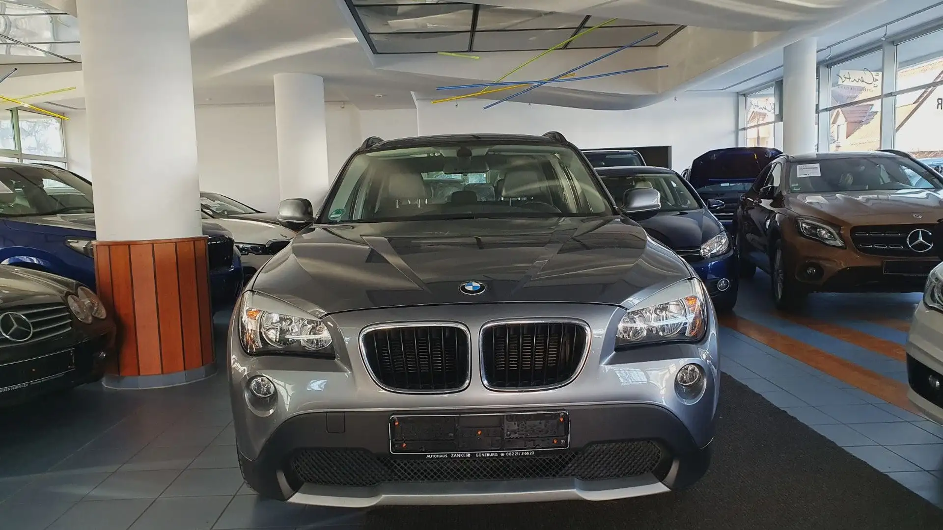 BMW X1 20 d xDrive/18"Alu/AHK/LED/Navi/ Grau - 2