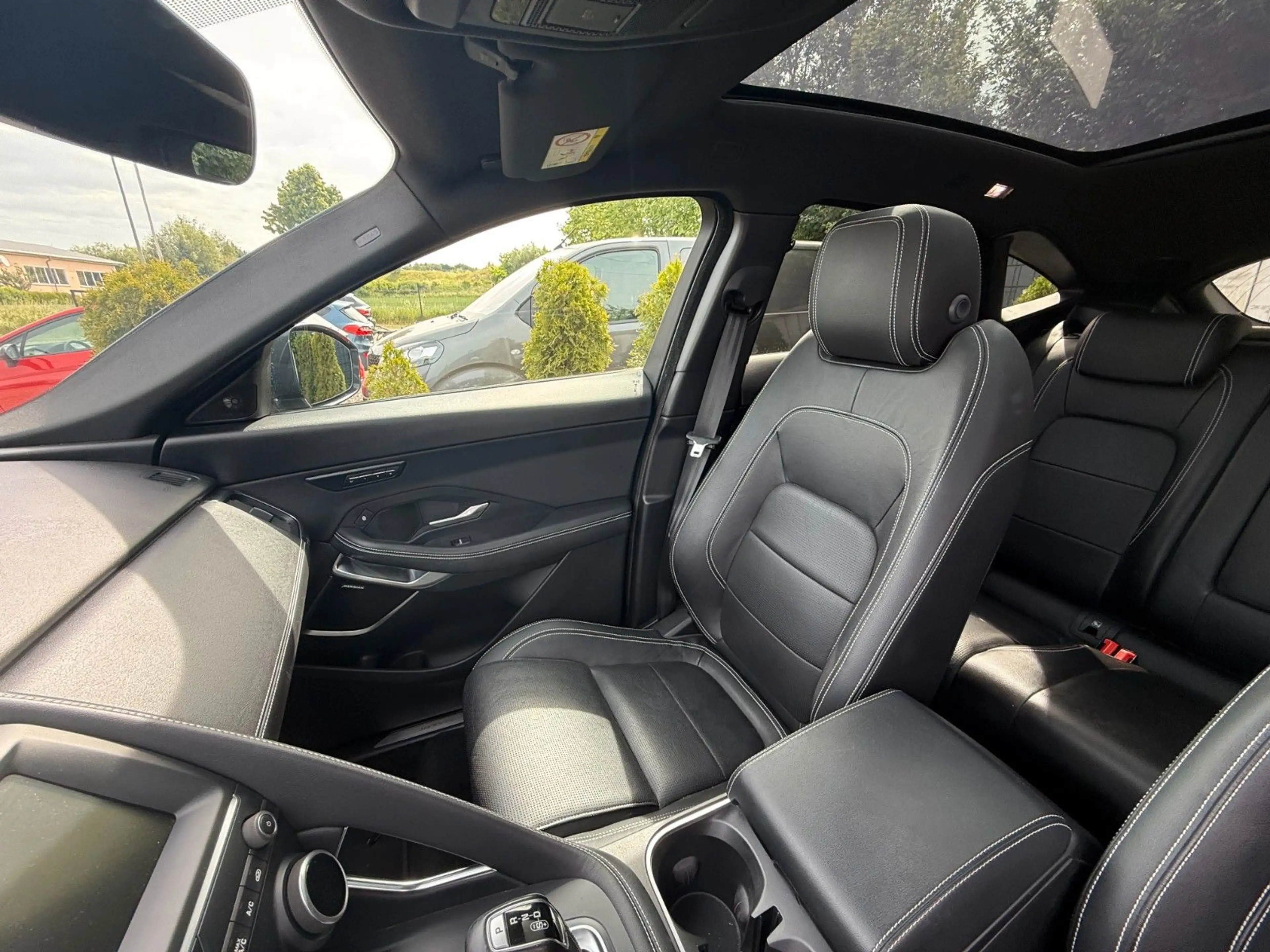 Jaguar E-Pace E-PACE R-Dynamic SE AWD — photo 10