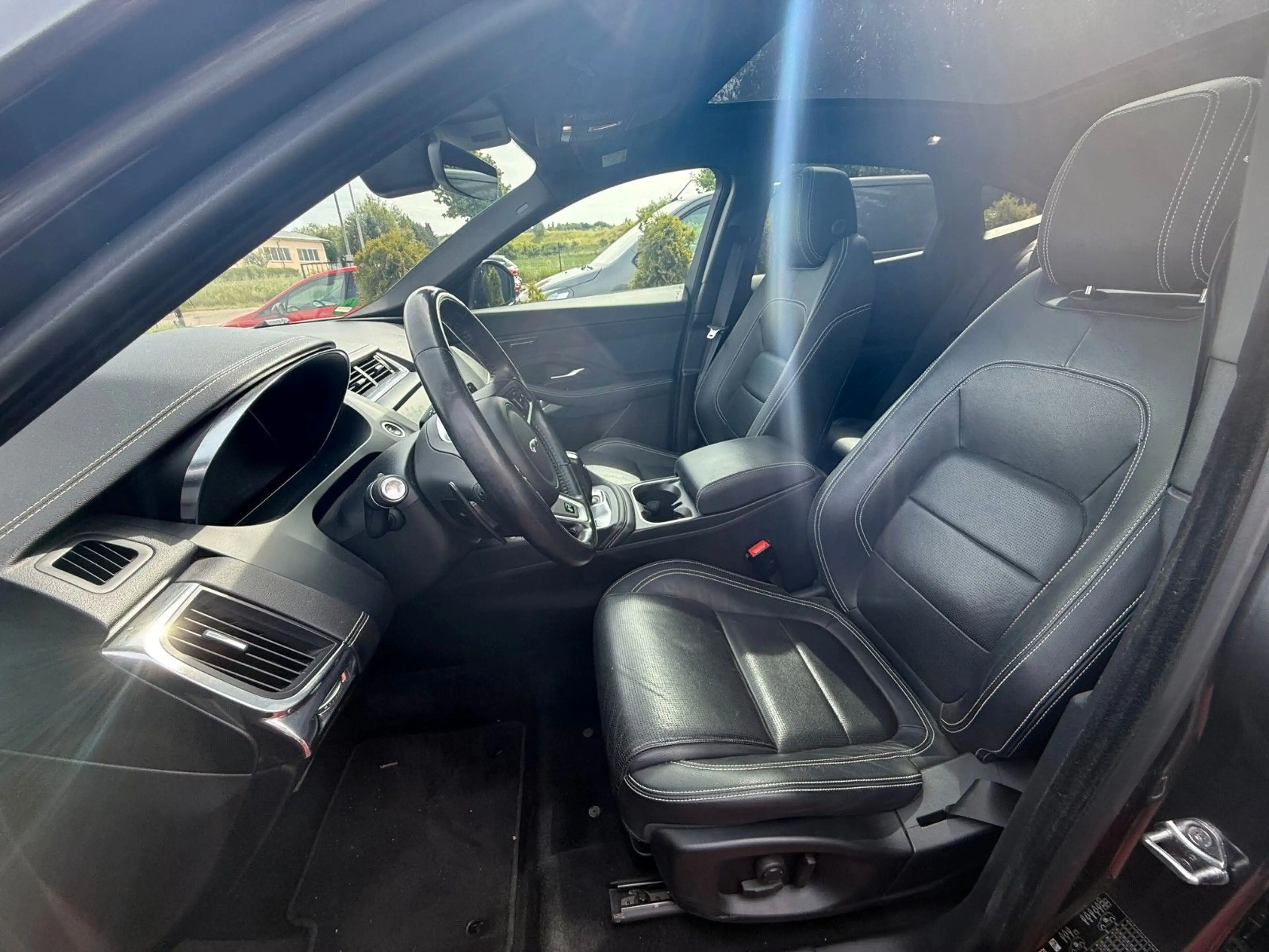 Jaguar E-Pace E-PACE R-Dynamic SE AWD — photo 9
