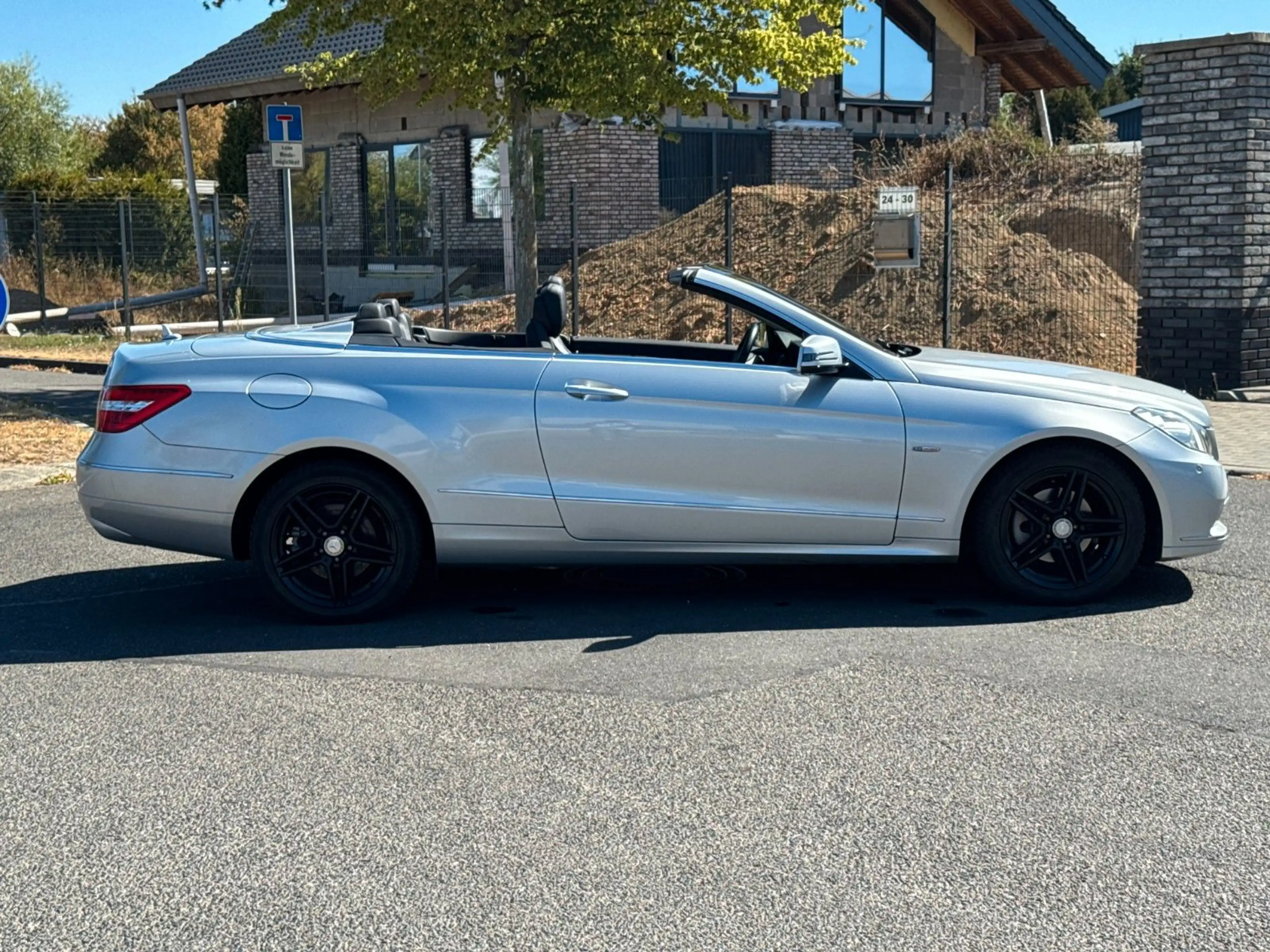 Mercedes-Benz E 250 Cabrio CGI BlueEfficiency*Autom.*Navi*PDC* — photo 6