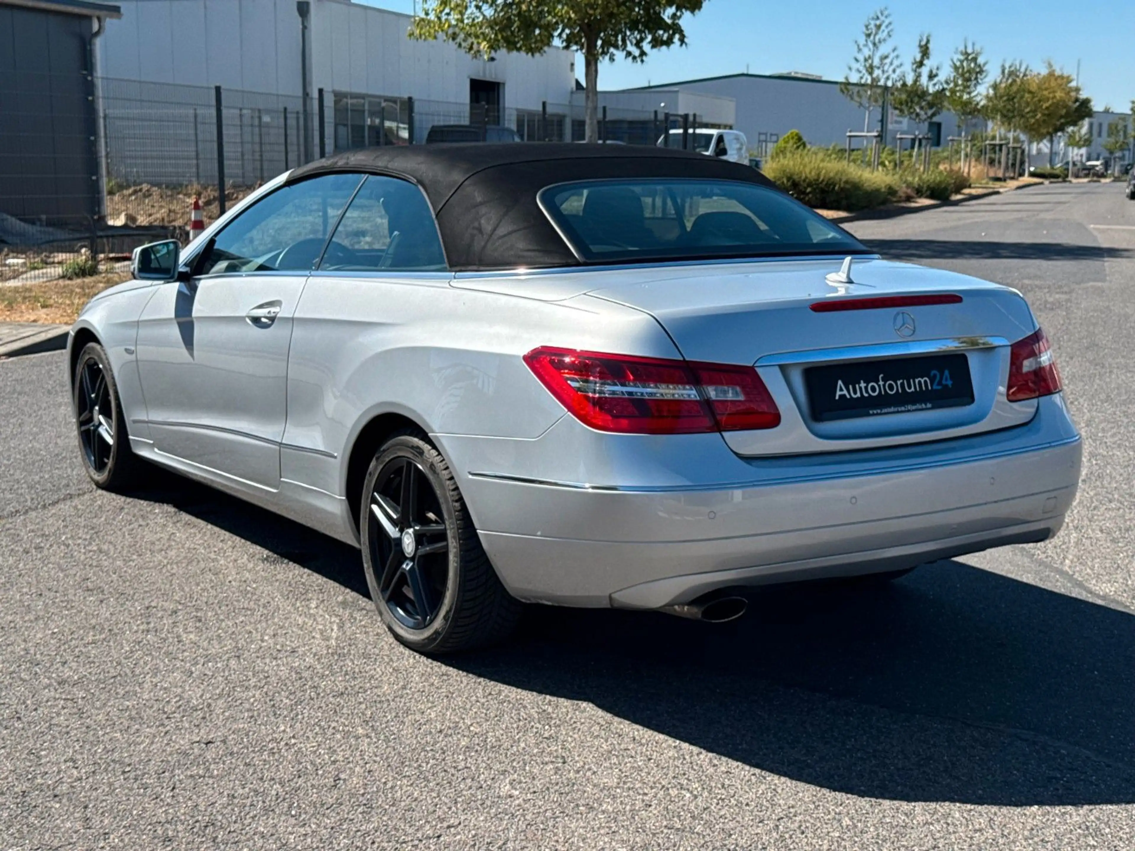 Mercedes-Benz E 250 Cabrio CGI BlueEfficiency*Autom.*Navi*PDC* — photo 11
