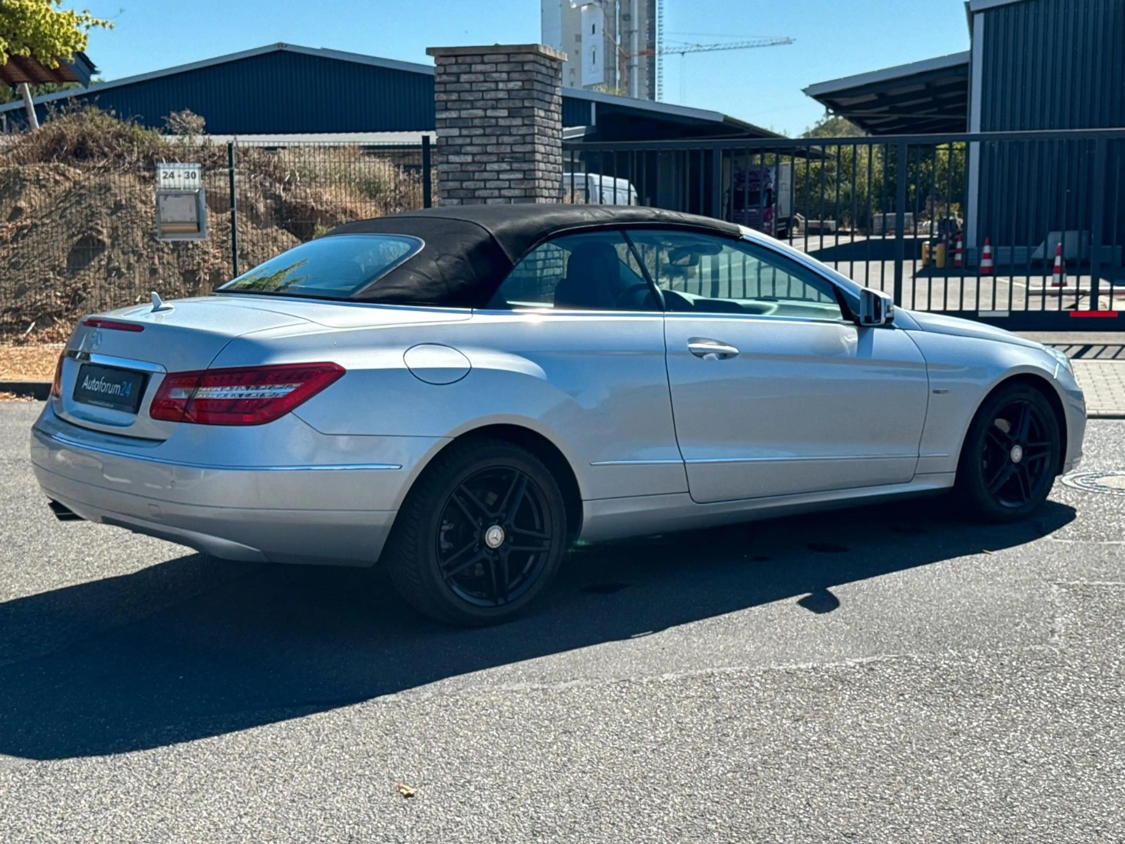 Mercedes-Benz E 250 Cabrio CGI BlueEfficiency*Autom.*Navi*PDC* — photo 13