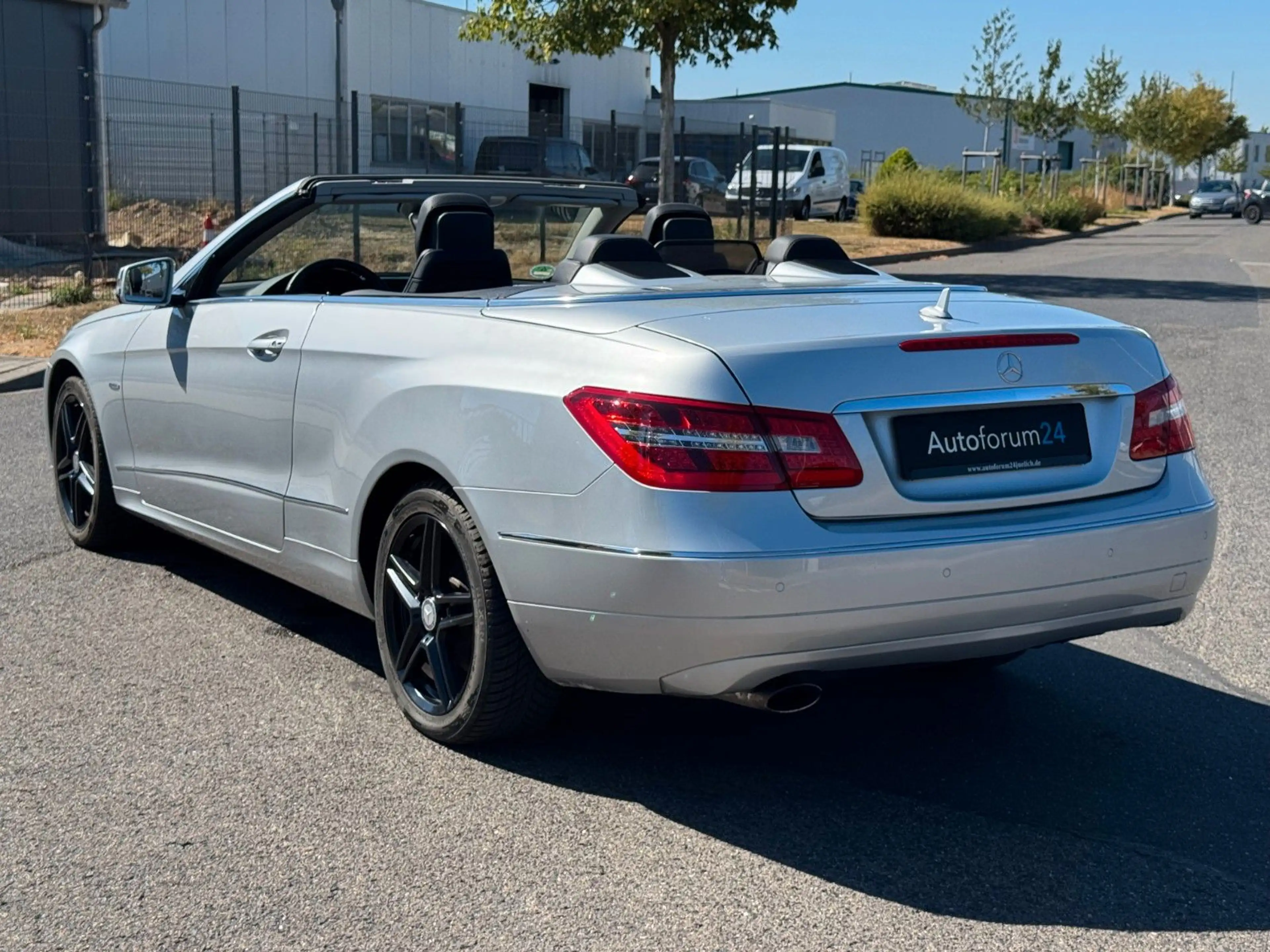 Mercedes-Benz E 250 Cabrio CGI BlueEfficiency*Autom.*Navi*PDC* — photo 3