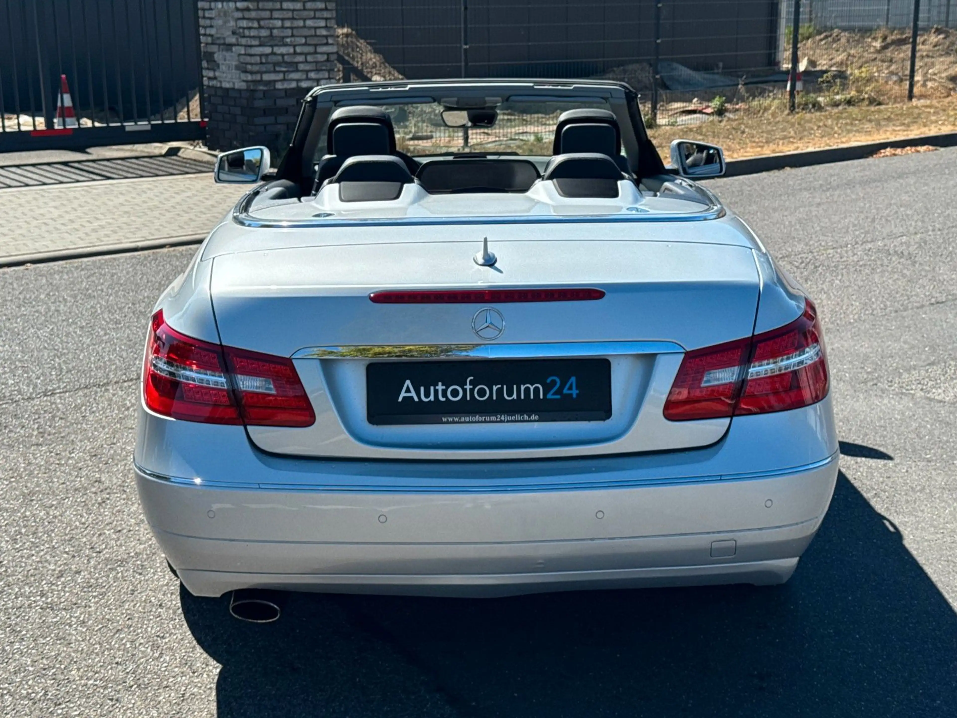Mercedes-Benz E 250 Cabrio CGI BlueEfficiency*Autom.*Navi*PDC* — photo 4