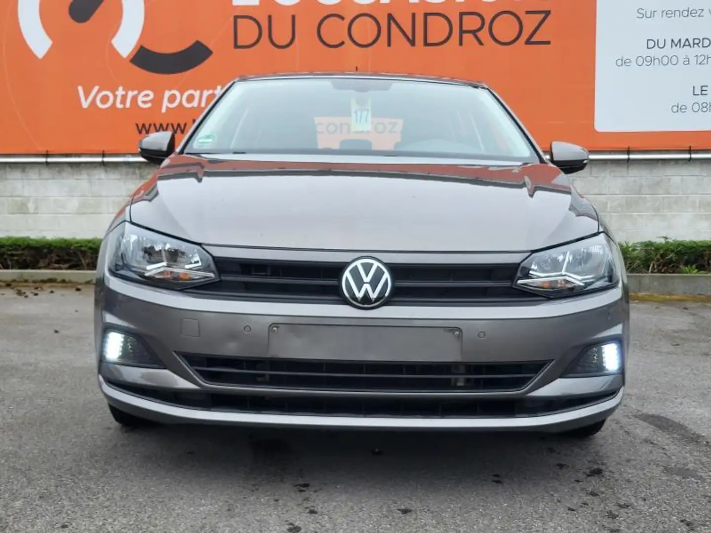 Volkswagen Polo VI Trendline Gris - 2