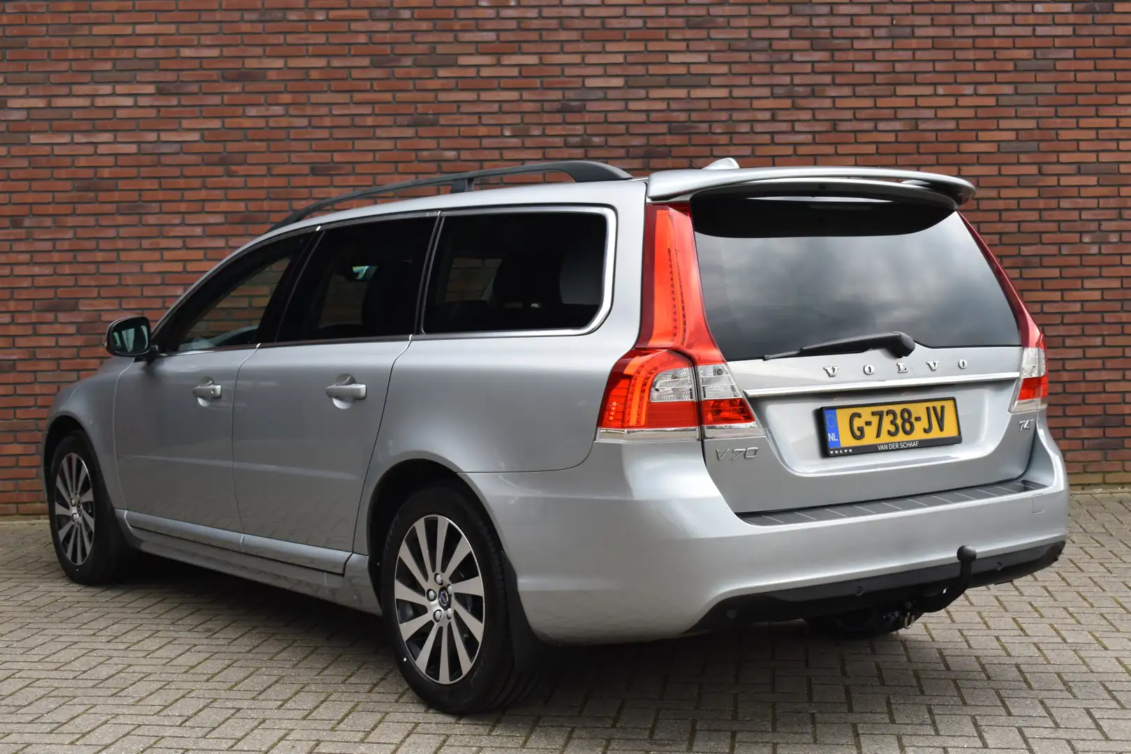 Volvo V70 T4 190PK Automaat Classic Edition | Adaptive Cruis Grijs - 2