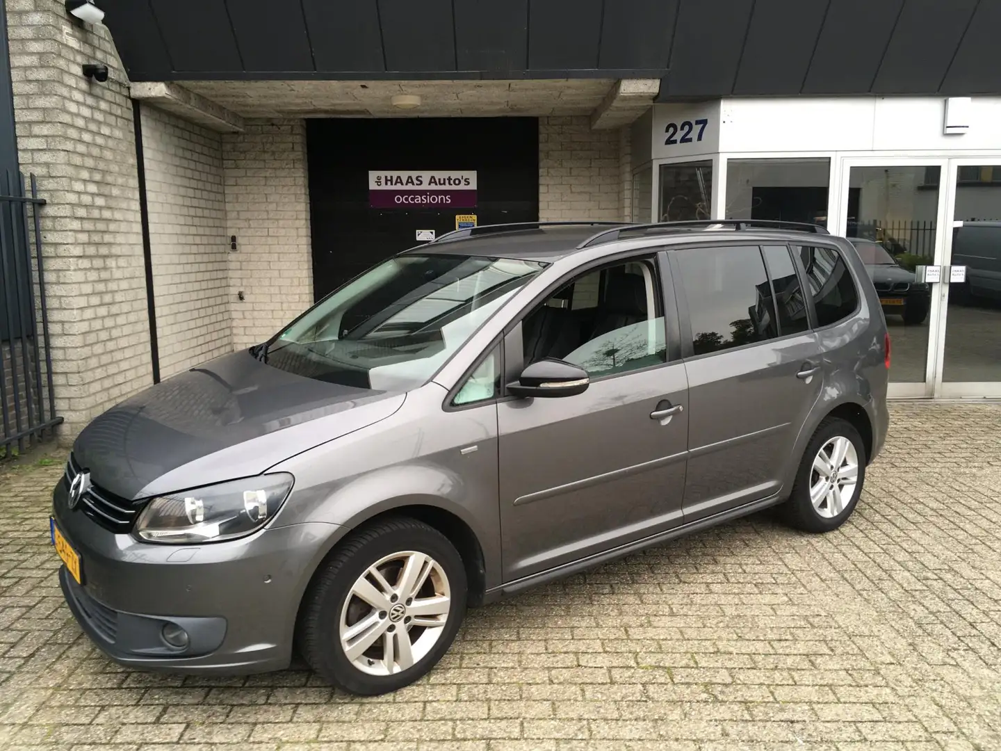 Volkswagen Touran 1.2 TSI Highline BlueMotion 7 PERSOONS / CLIMA / A Grijs - 1