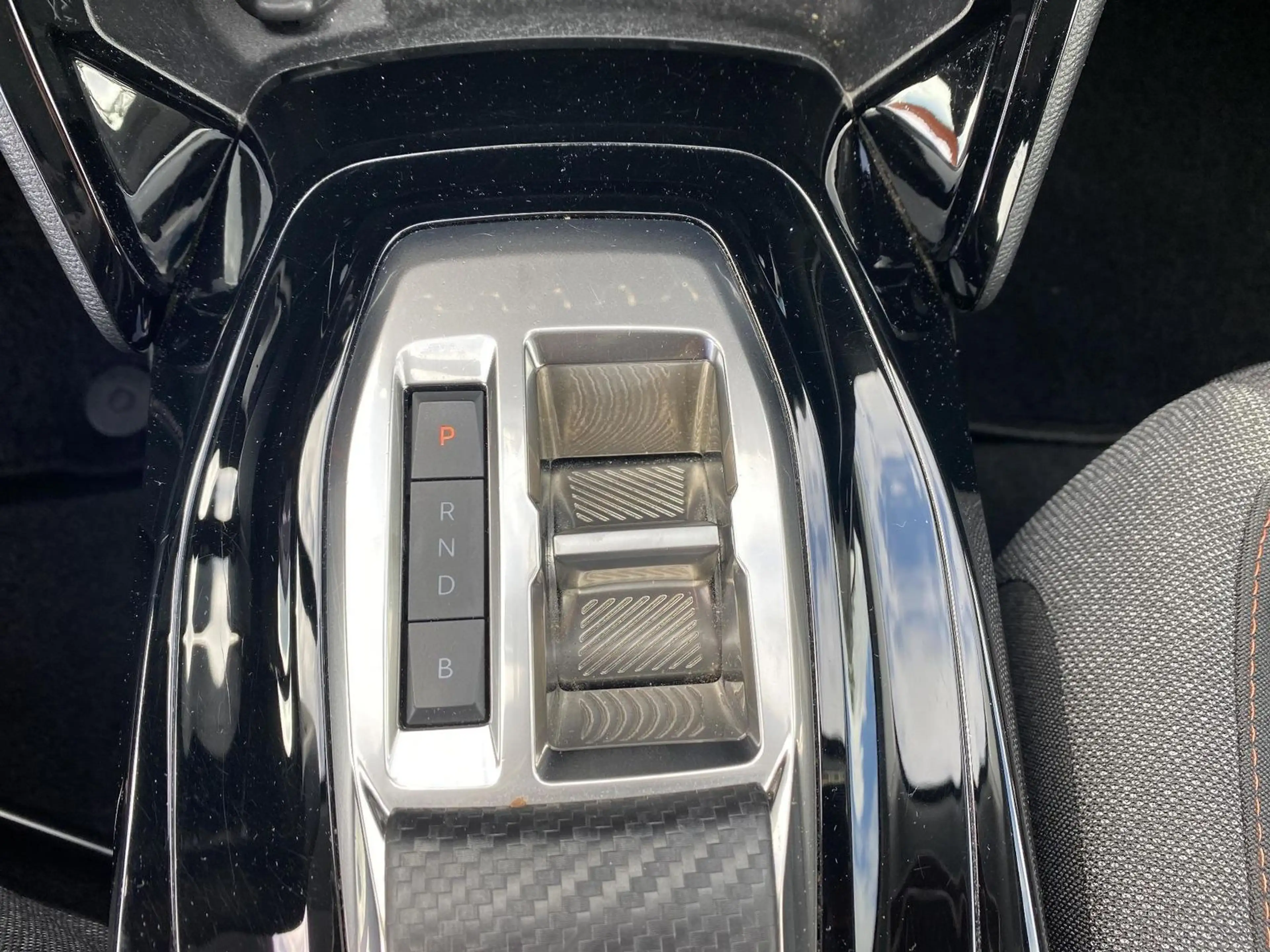 Peugeot e-2008 Elektromotor Active Pack — photo 11