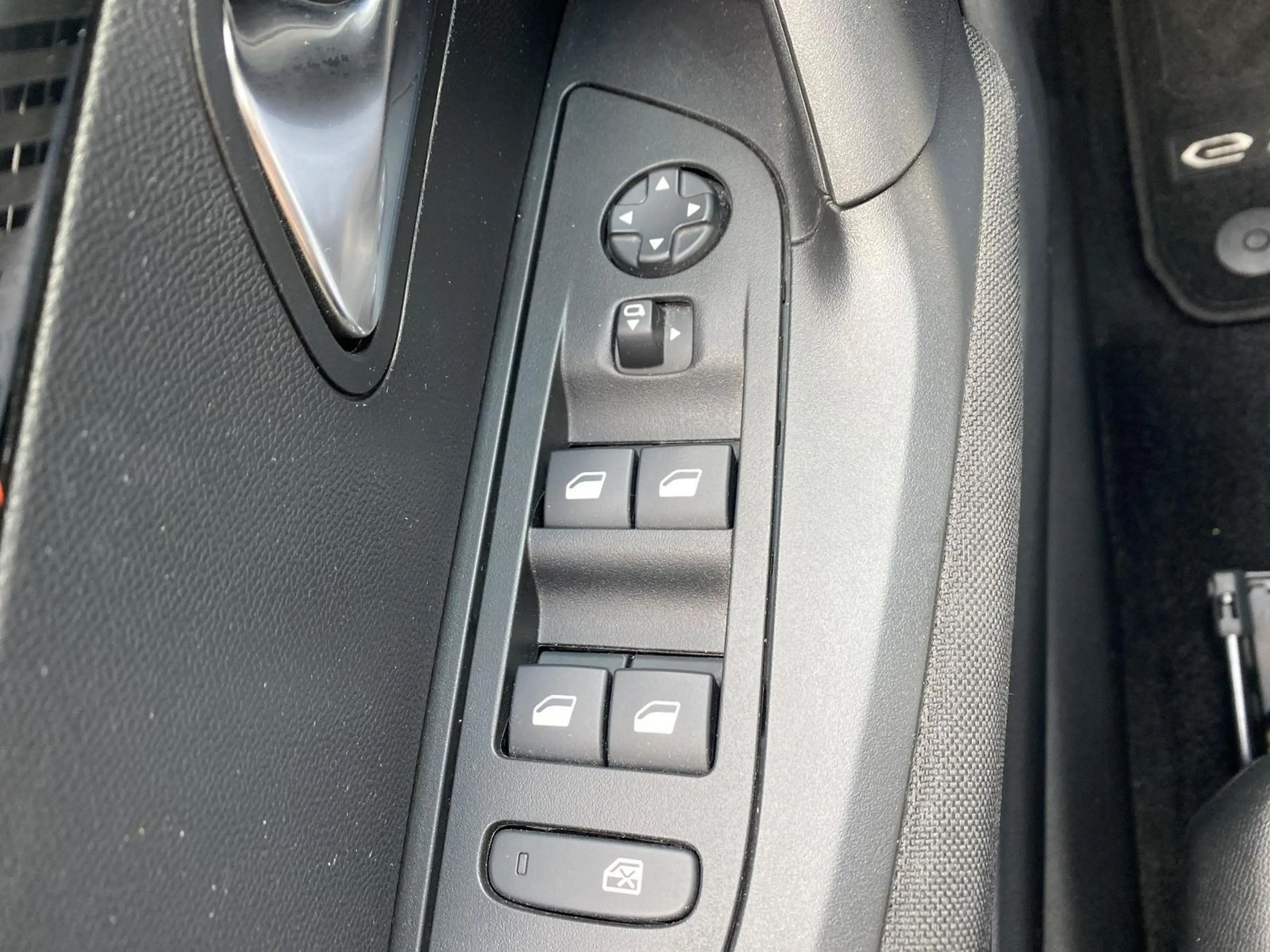 Peugeot e-2008 Elektromotor Active Pack — photo 15