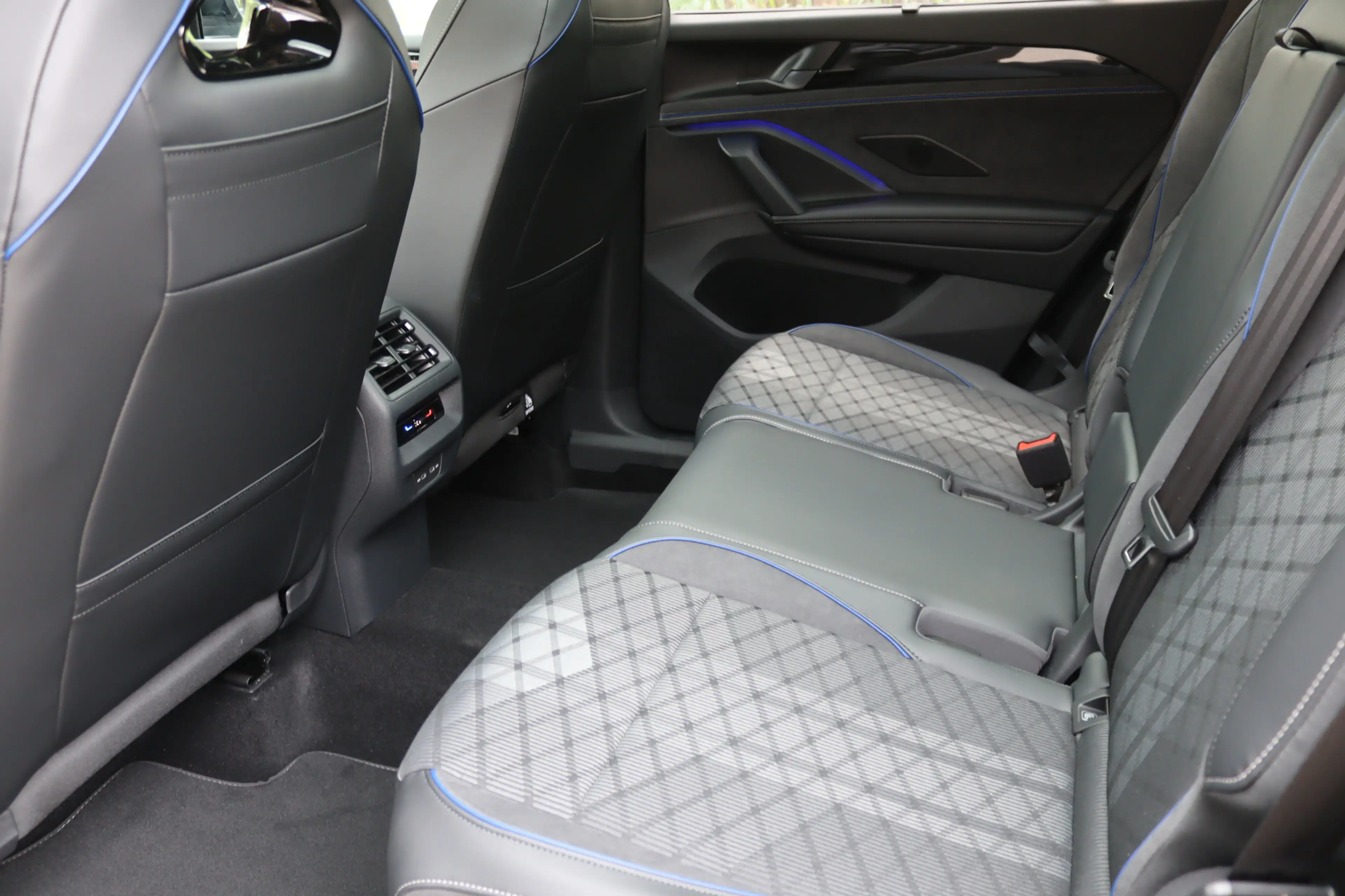 Volkswagen Tayron 1.5 eHybrid 272PK R-Line Black Style IQ.Light/HUD/ — photo 9