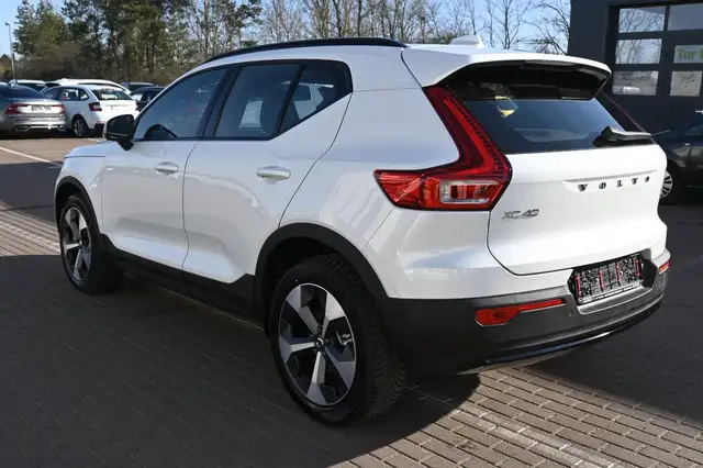 Volvo XC40 view 3