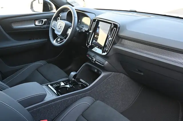 Volvo XC40 view 12