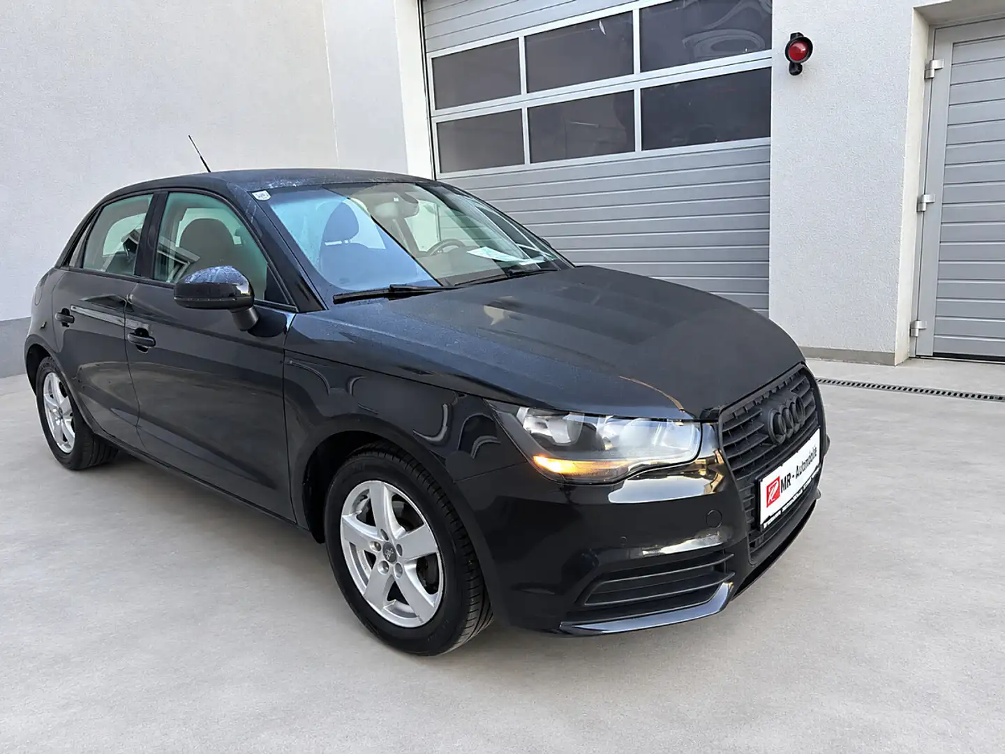 Audi A1 SB 1,6 TDI Attraction Schwarz - 1