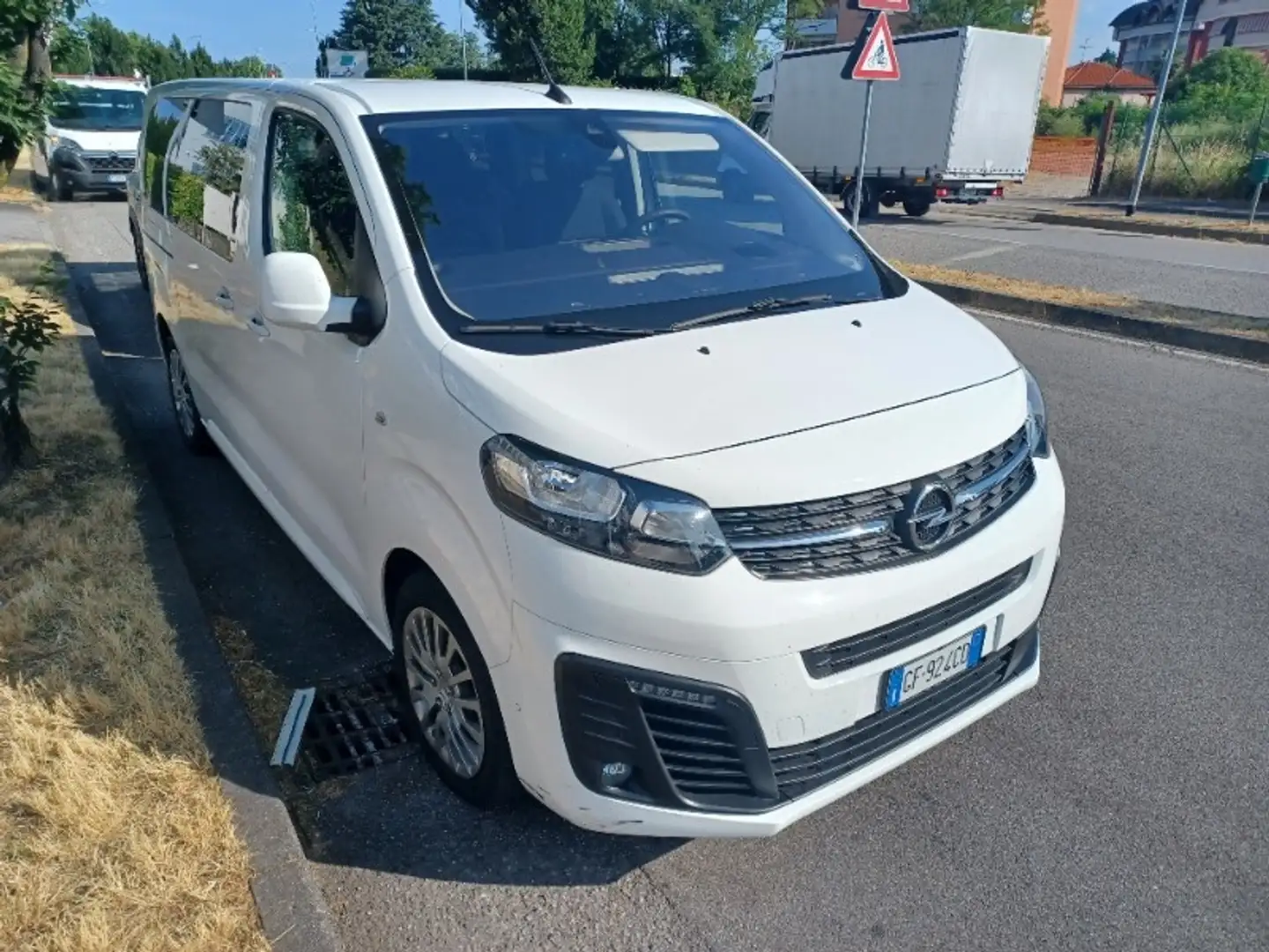 Opel Zafira Life 2.0 D 180cv Business 9 POSTI L2H1 S&S aut. Blanc - 2