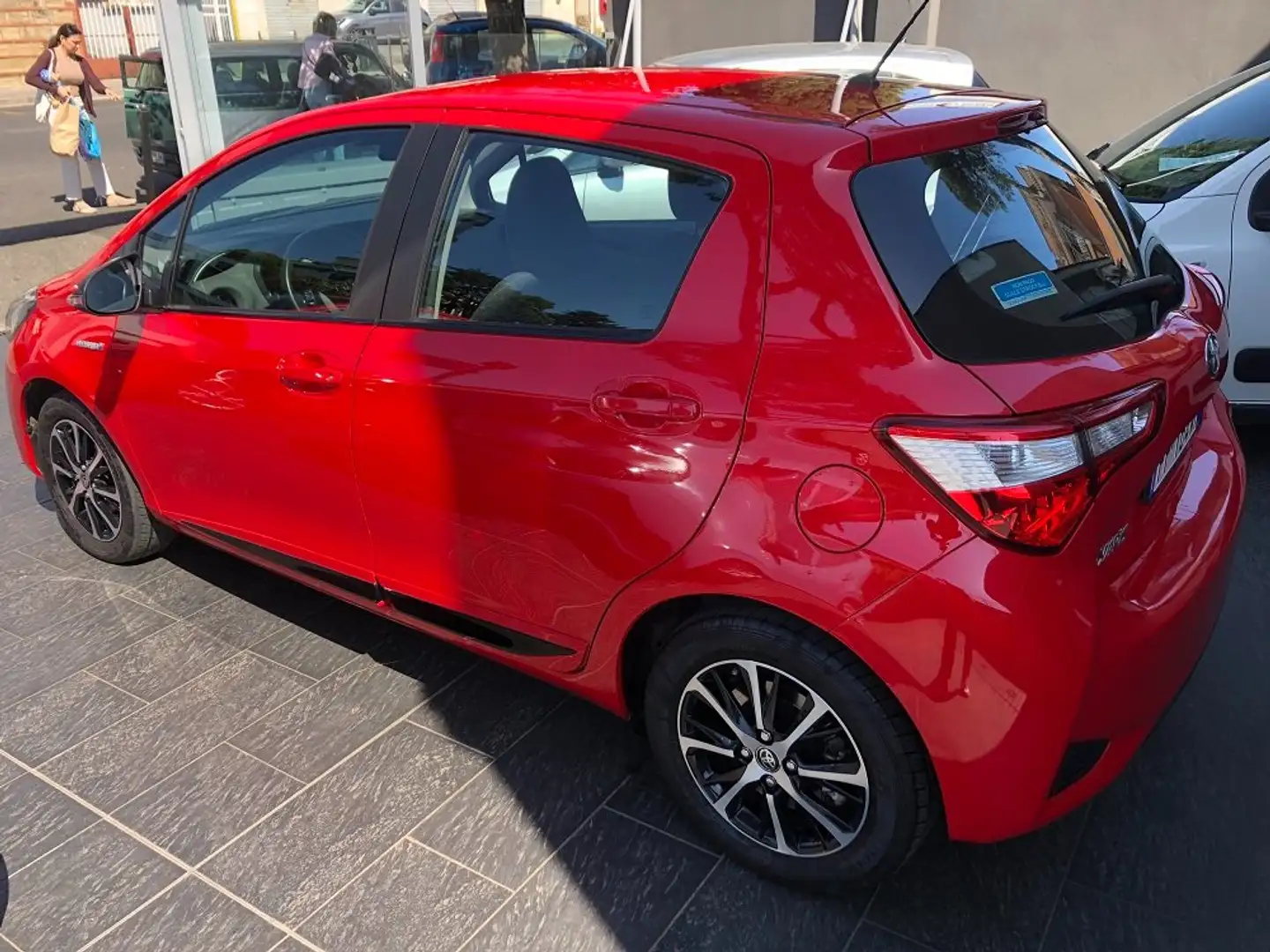 Toyota Yaris 5p 1.5h Active 73 CV Rosso - 2