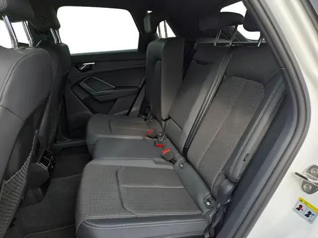 Audi Q3 view 10