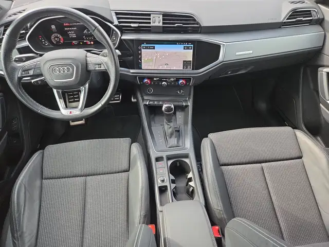Audi Q3 view 8