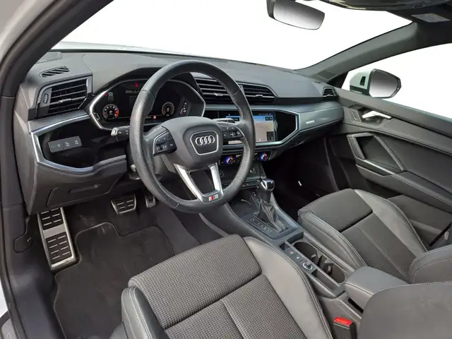 Audi Q3 view 4