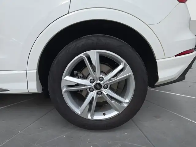 Audi Q3 view 15