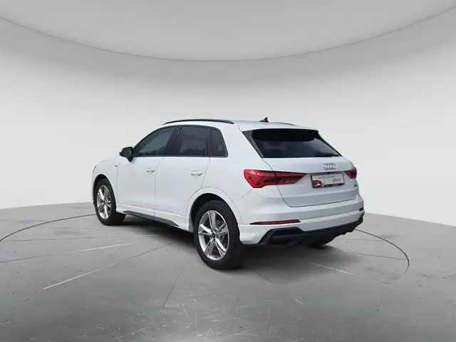 Audi Q3 view 3