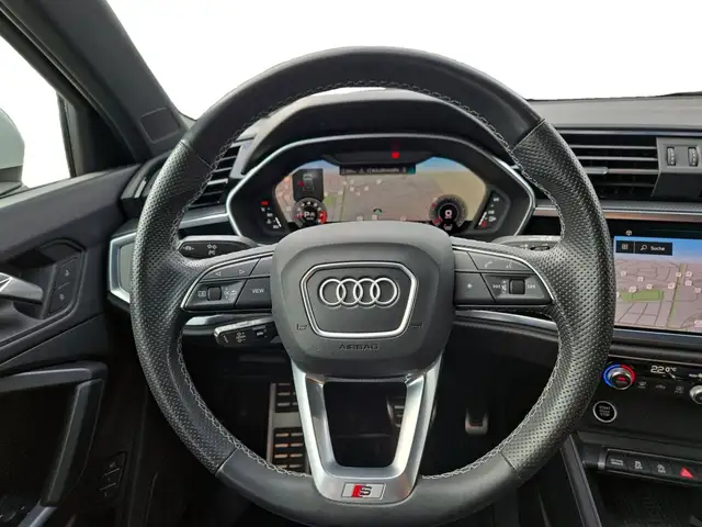Audi Q3 view 13