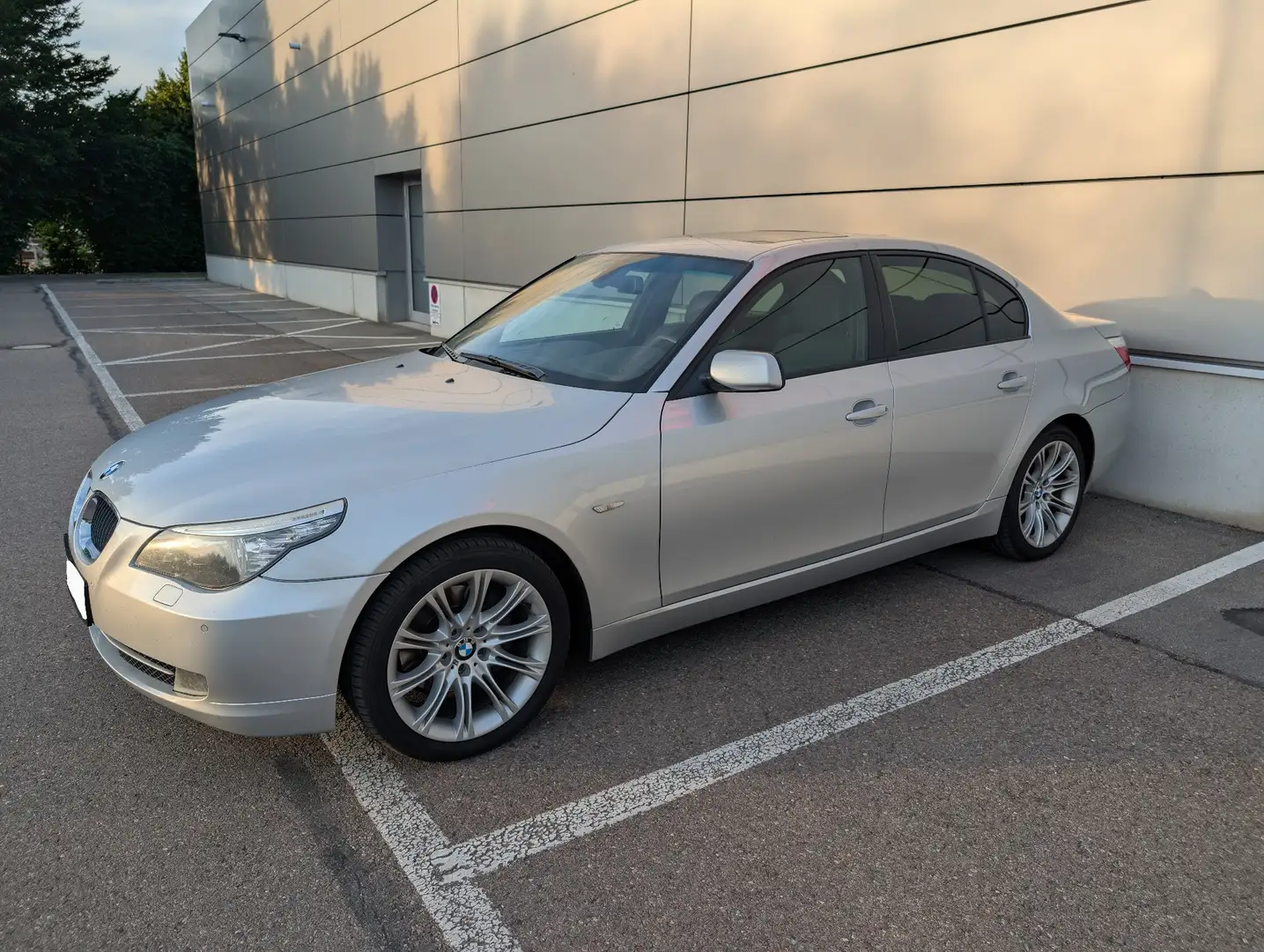BMW 520 520d Ed. Lifestyle ATM, Vieles neu, Top Zustand Argent - 2