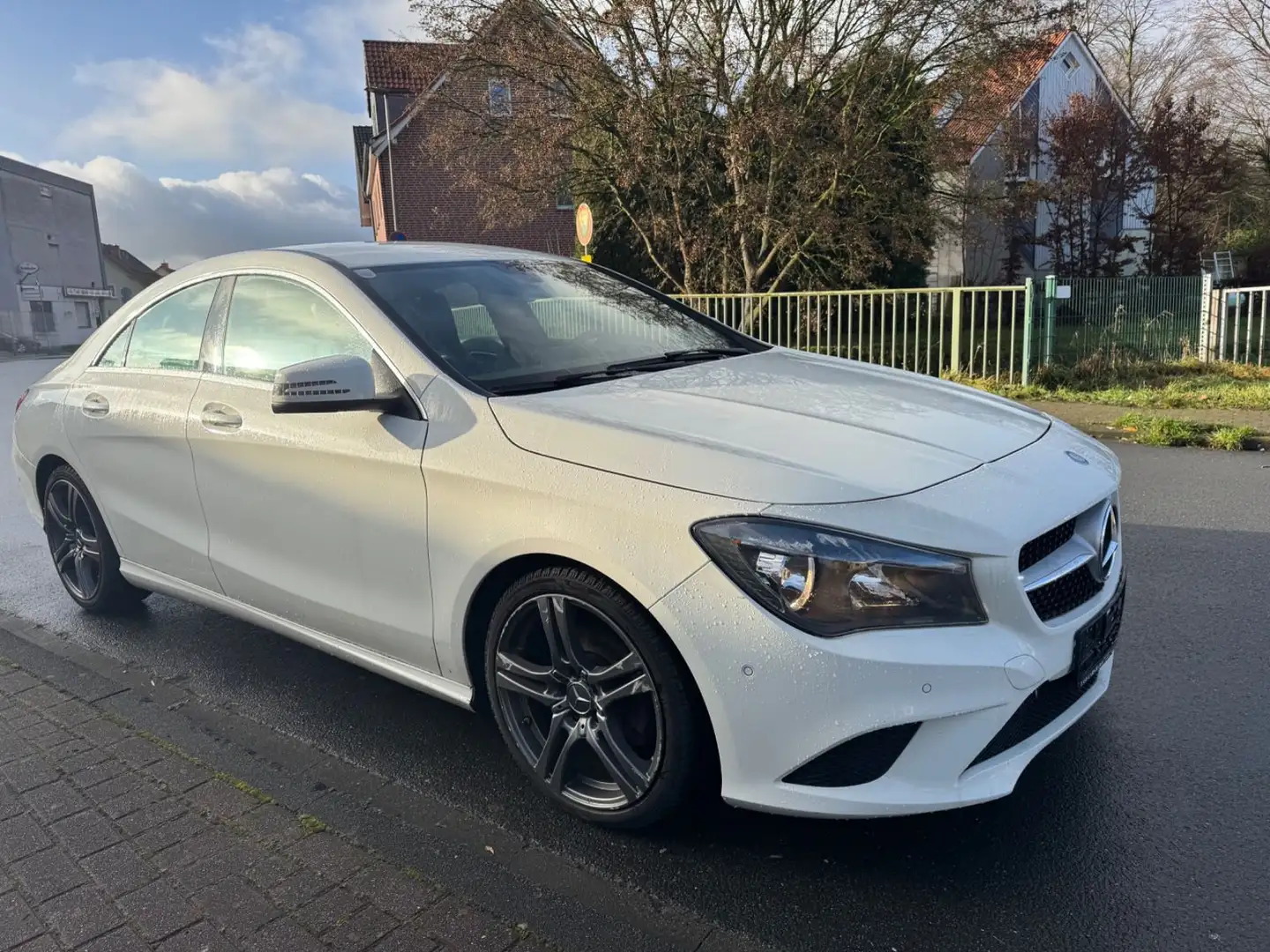 Mercedes-Benz CLA 220 CDI Limo Autom. Leder Navi Bílá - 1