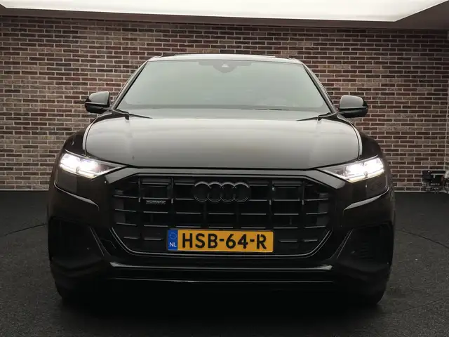 Audi Q8 view 5