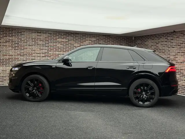 Audi Q8 view 6