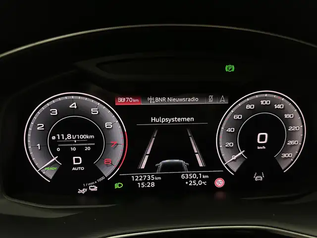 Audi Q8 view 12