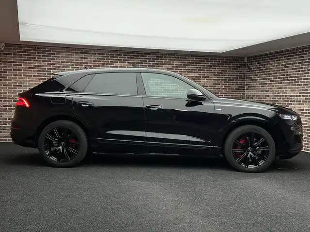 Audi Q8 view 4